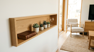 Modernes skandinavisches Interieur mit Weinglas, Bibel und Sukkulenten im Regal