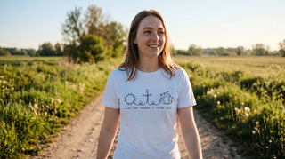 Frau beim Oster-Spaziergang trägt ein christliches T-Shirt mit Statement im Morgenlicht
