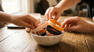 Schale mit christlichen Silikonarmbändern als Geschenk für die Jugendgruppe