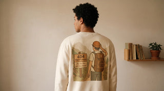 Person mit christlichem Sweatshirt mit Rückenprint vor neutraler Wand