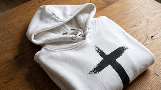 Detailaufnahme eines christlichen Hoodies mit schwerer Stoffqualität und Kapuze