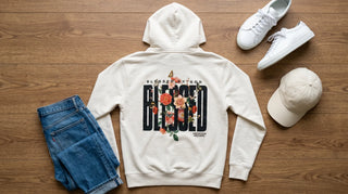 Christlicher Hoodie als Flatlay mit Jeans, Sneakern und Cap zum Stylen