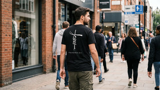 Junger Mann von hinten mit christlichem T-Shirt mit Rückenprint auf der Straße