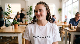 Junge Frau im Café mit christlichem T-Shirt mit Frontprint