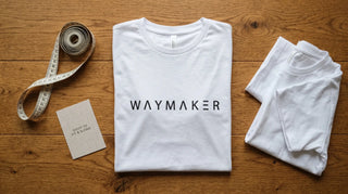 Christliches T-Shirt als Flatlay mit Maßband zur Passform- und Größenwahl