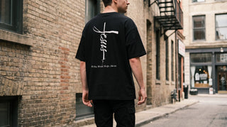 Person im oversized christlichen T-Shirt mit Rückenprint auf der Straße
