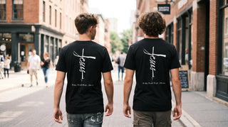 Zwei Freunde von hinten mit christlichen T-Shirts mit Rückenprint auf der Straße
