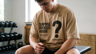Person im oversized christlichen Gym-Shirt beim Training