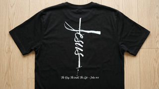 Christliches T-Shirt mit Rückenprint als Detailaufnahme mit Fokus auf Druckqualität