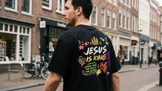 Junger Mann von hinten mit Jesus-is-King-Shirt mit Rückenprint auf der Straße