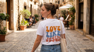 Junge Frau von hinten mit Love-like-Jesus-Shirt mit Rückenprint im Sonnenlicht