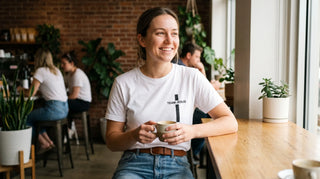 Junge Frau im Café mit Team-Jesus-Shirt mit Frontprint