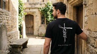 Mann von hinten mit Shirt zu Johannes 14,6 in einem Kirchhof