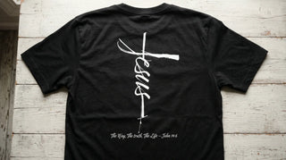 Christliches Jesus-T-Shirt mit Bibelvers als Detailaufnahme des Rückenprints