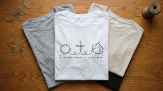 Christliche T-Shirt-Ideen als Flatlay mit mehreren gefalteten Shirts
