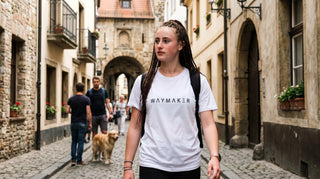 Person mit christlichem T-Shirt in einer europäischen Altstadtgasse