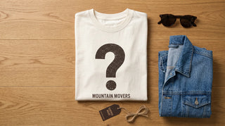 Christliches T-Shirt als Flatlay mit Accessoires für verschiedene Styles