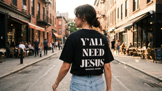 Junge Frau von hinten mit Yall-Need-Jesus-Shirt mit Rückenprint im Sonnenlicht