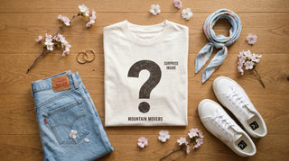 Oster-Outfit-Ideen als Flatlay mit christlichem Shirt und Frühlingsteilen