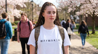 Studentin mit christlichem Shirt auf dem Campus im Frühling