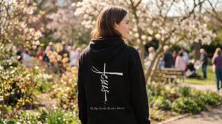 Person mit christlichem Hoodie mit Rückenprint als Zeugnis an Ostern