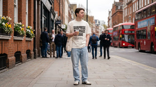 Person mit christlichem Shirt mit Frontprint auf einer belebten Straße im Frühling