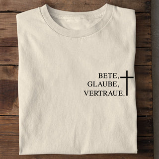 Bete, Glaube, Vertraue Shirt Detailansicht, Mountain Movers christliche Streetwear