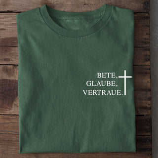Bete, Glaube, Vertraue Shirt Detailansicht, Mountain Movers christliche Streetwear