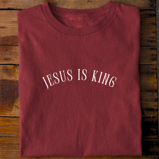 Jesus is King curved Shirt Detailansicht, Mountain Movers christliche Streetwear