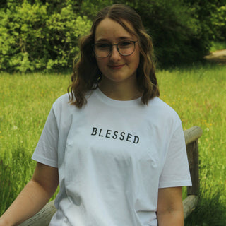 Blessed T-Shirt getragen, Mountain Movers christliche Mode
