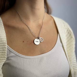 Faith Senfkorn Edelstahl Kette Detailansicht, Mountain Movers christliche Streetwear