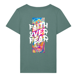 Faith over fear Streetwear Frauen T-Shirt BackPrint, getragen