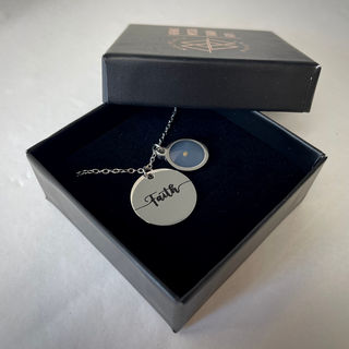 Faith Senfkorn Edelstahl Kette Detailansicht, Mountain Movers christliche Streetwear