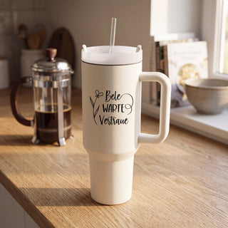 Bete Warte Vertraue Thermobecher von Mountain Movers auf einer Kuechentheke