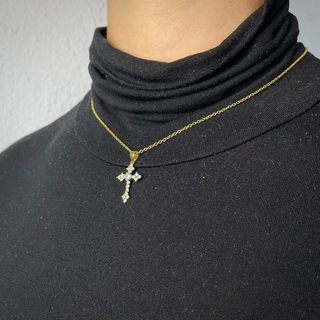 goldene verzierte Kreuzkette Detailansicht, Mountain Movers christliche Streetwear