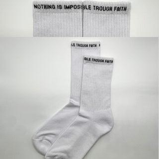 Nothing is impossible Socken Variante, Mountain Movers christliches Design