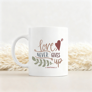Love never gives up Tasse, christliche Streetwear von Mountain Movers