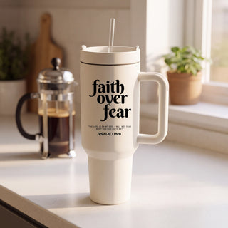 Faith over Fear Thermobecher von Mountain Movers auf einer Kuechentheke