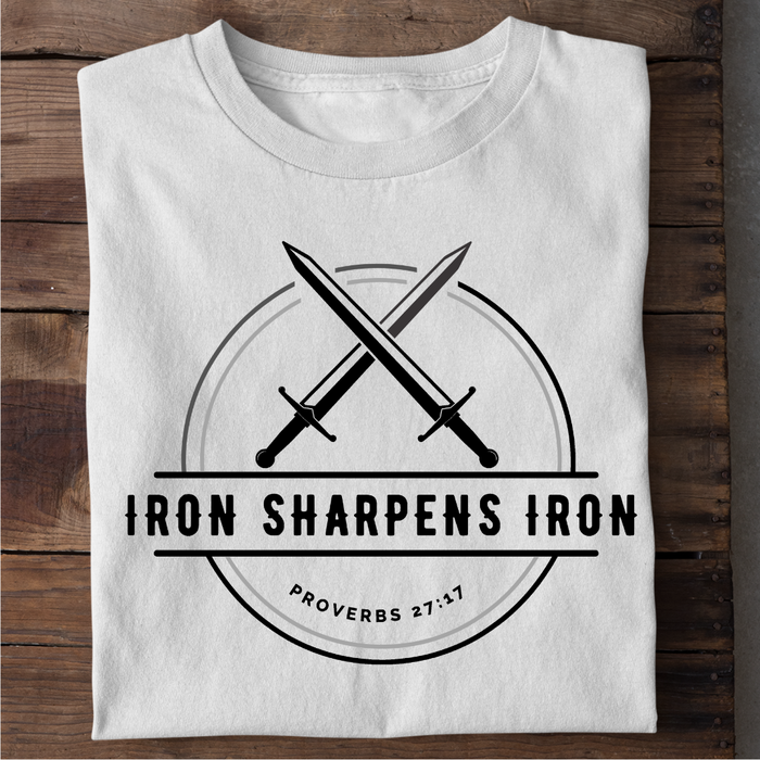 Strijkijzer scherpt T-shirt