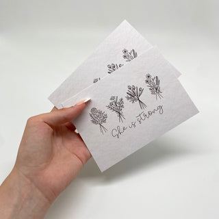 She is strong Flower Postkarte Variante, Mountain Movers christliches Design
