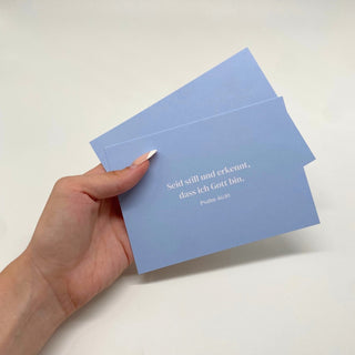 Seid still Postkarte Variante, Mountain Movers christliches Design