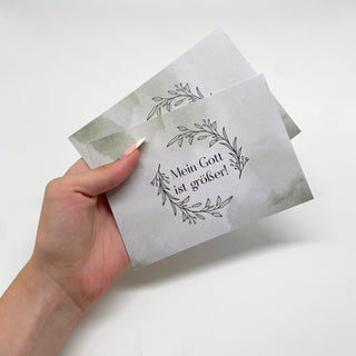 Mein Gott ist größer Postkarte Variante, Mountain Movers christliches Design