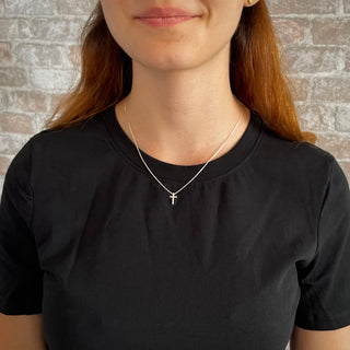 minimalistische 925 Silber Kreuzkette Detailansicht, Mountain Movers christliche Streetwear