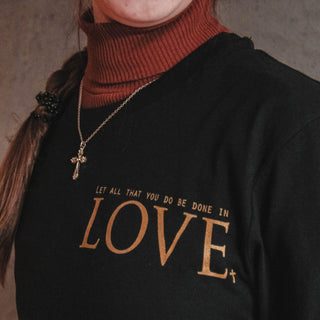 Golden Love T-Shirt getragen, Mountain Movers christliche Mode