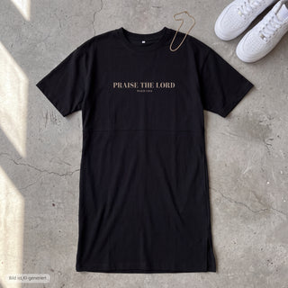 Praise the Lord T-Shirt Kleid auf Beton mit Sneakern und Kette gestylt (KI-generiertes Bild)