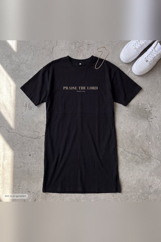 Praise the Lord T-Shirt Kleid auf Beton mit Sneakern und Kette gestylt (KI-generiertes Bild)