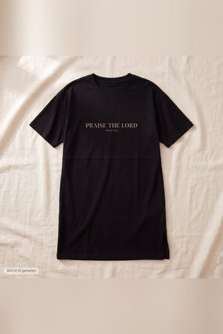 Flatlay des Praise the Lord T-Shirt Kleids mit Taillennaht und Seitenschlitz (KI-generiertes Bild)