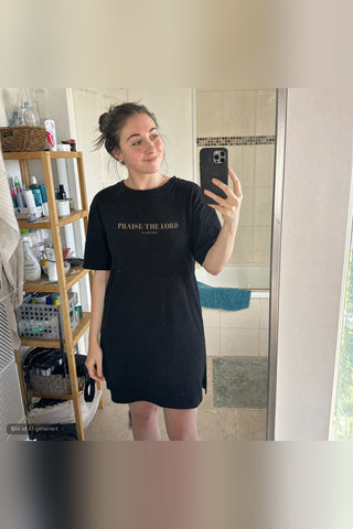 Spiegelselfie im Praise the Lord T-Shirt Kleid von Mountain Movers (KI-generiertes Bild)