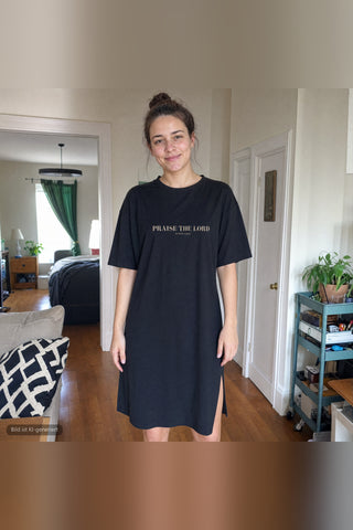 Praise the Lord T-Shirt Kleid am Model, Ganzkoerperansicht (KI-generiertes Bild)