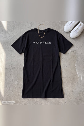 Waymaker T-Shirt Kleid auf Beton mit Sneakern und Kette gestylt (KI-generiertes Bild)